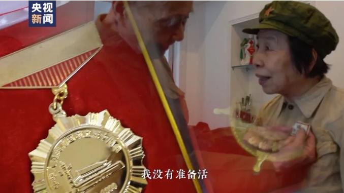 88岁老战士穿上旧军装，这句话真硬气！