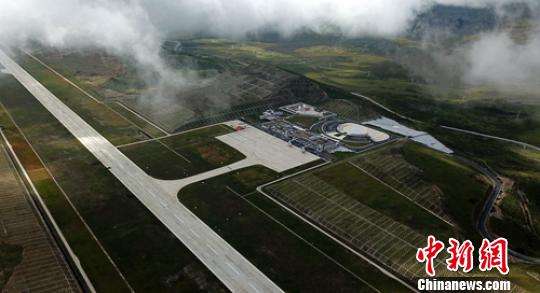 【民族团结党旗红】行在甘孜：机场高速大通道 条条道路有美景