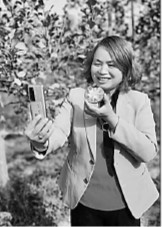 心手相牵走上脱贫致富路 心手相牵走上脱贫致富路