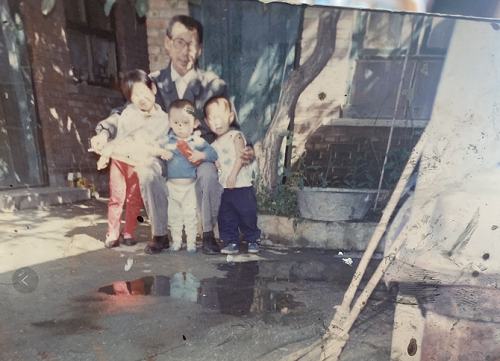 1625626347612517.png 申鹏和爷爷在老院子里的合影.png