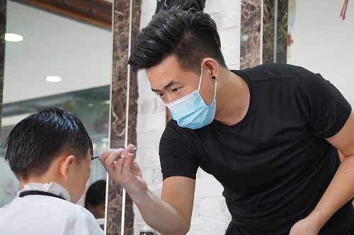 1625626611458121.jpg 申鹏在给顾客理发.JPG