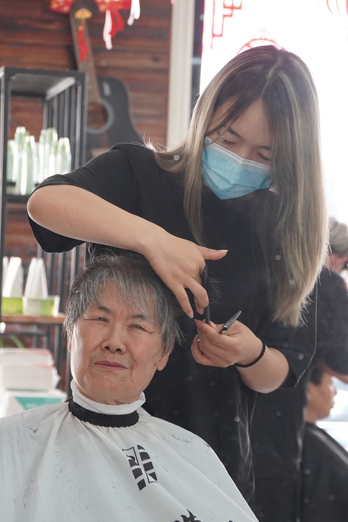 1625626636566734.jpg 申鹏的爱人李雪给奶奶理发.JPG