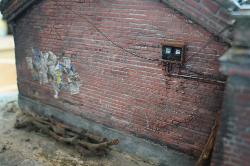 1625626449385405.jpg 电表箱中的蜘蛛网、墙上的小广告历历可见。.JPG