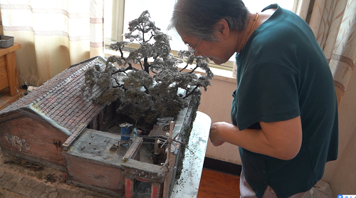 1625626497399411.png 申鹏的奶奶仔细端详孙子送给自己的礼物.png