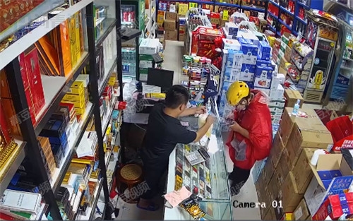 由于送餐迟到，外卖小哥鞠躬道歉.jpg