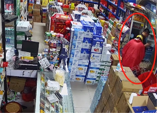 由于送餐迟到，外卖小哥鞠躬道歉2.jpg