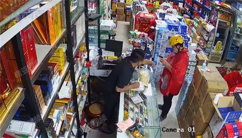 外卖小哥欲扫码退钱，暖心店主连忙挡住收款码.jpg