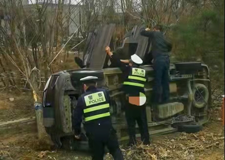 车辆侧翻五人被困  博野交警火速救援
