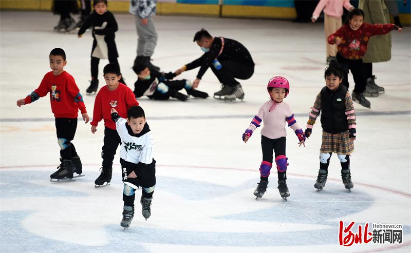 1657234150148518.jpg 滑冰迎冬奥3.jpg