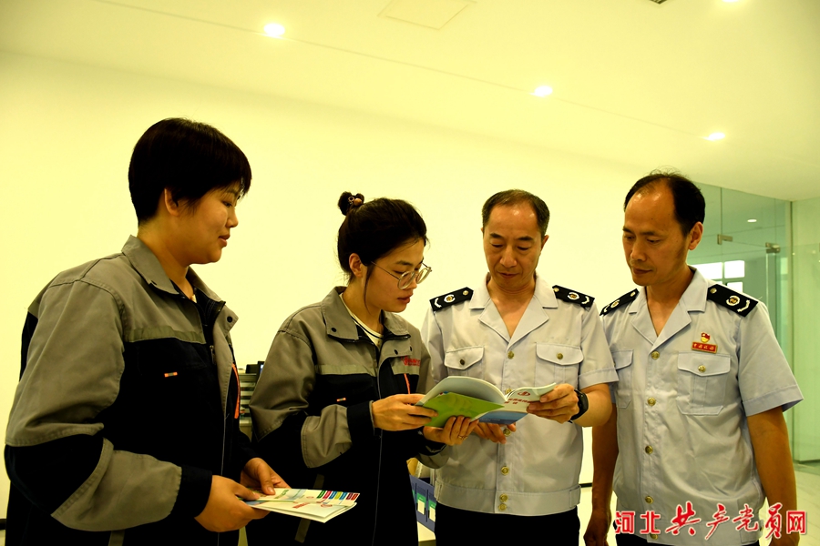 市税务局工作人员到定州市筑业装配式建筑科技有限公司进行税费政策知识宣传。薛宁摄