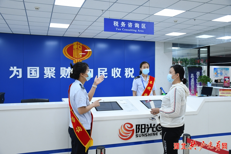 群众在办税大厅咨询业务。薛宁摄