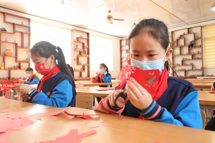 “双减”政策实施后,河北各地特色课后服务增多(图为石家庄市桥西实验小学的课后课程“剪纸”)。 河北省教育厅供图