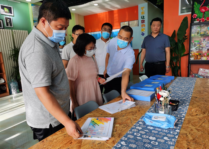 暑假期间,河北省教育厅组织校外培训机构专项巡查活动(图为巡查组在邢台市校外培训机构检查)。 河北省教育厅供图