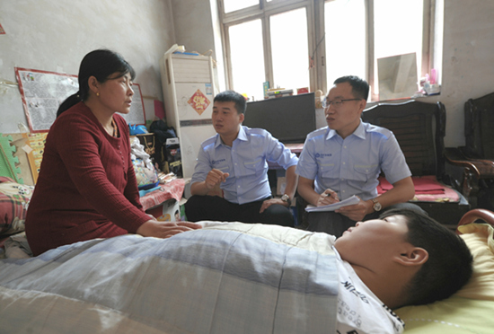 太平洋财险魏县支公司工作人员到防贫对象家中走访核查(资料图)。 魏县县委宣传部供图