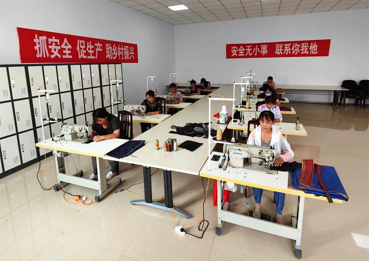 满德堂村幸福互助院里的箱包加工厂。高雷摄