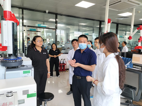 邯郸市食品生产企业检验人员在河北晨光检测技术服务有限公司参加食品检验跟班学习。邯郸市市场监管局供图