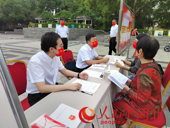 正定县各级部门在子龙广场宣传《石家庄市正定古城保护条例》。人民网祝龙超摄