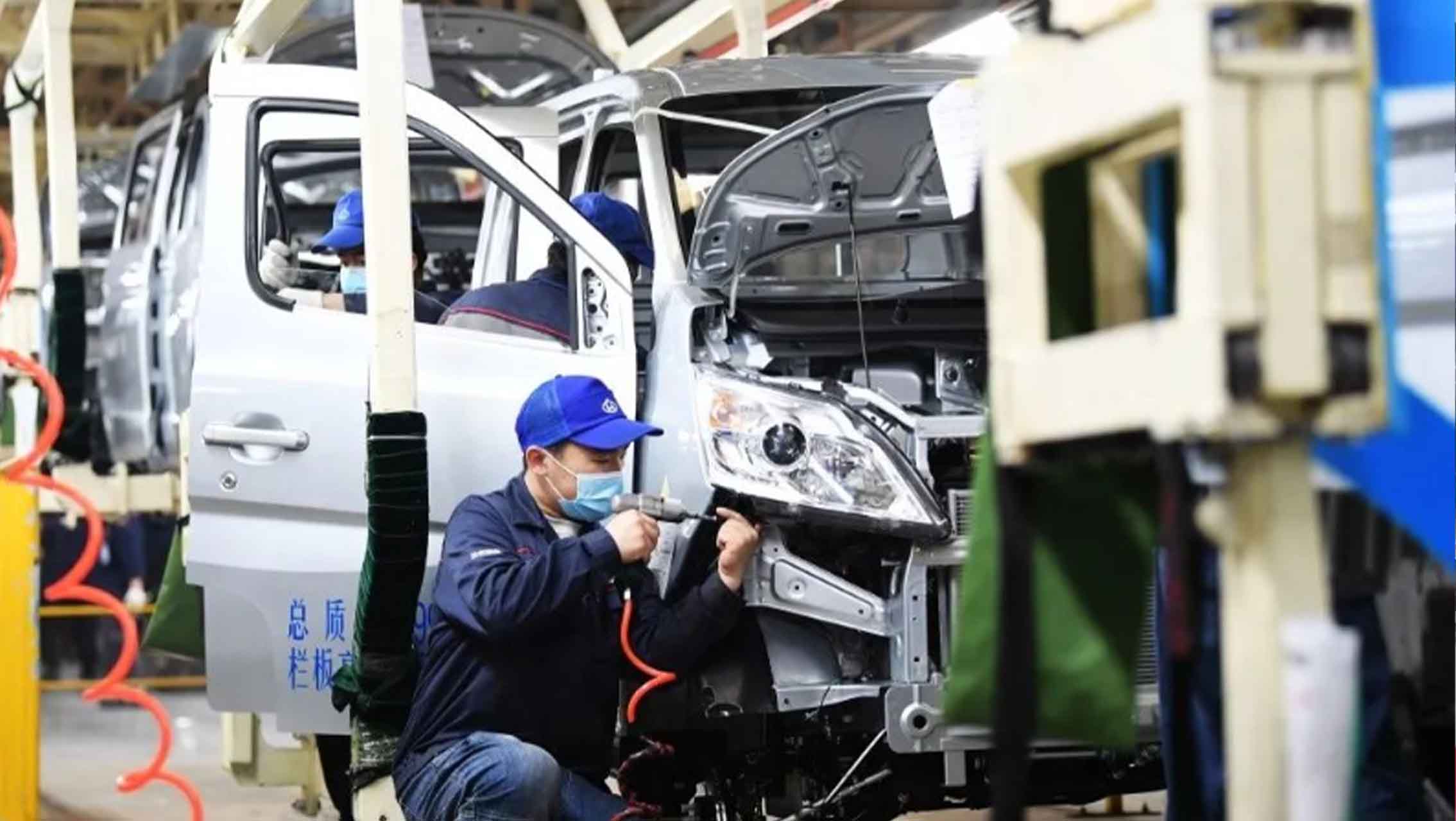 河北长安汽车有限公司工人在车间工作。 白永民摄