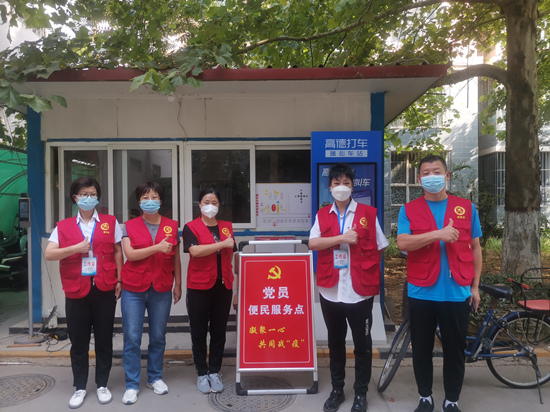 志愿者在社区提供服务。石家庄市文明办供图