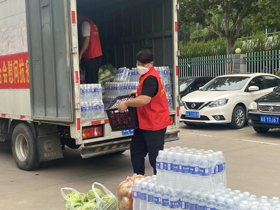 志愿者在运送物资。石家庄市文明办供图