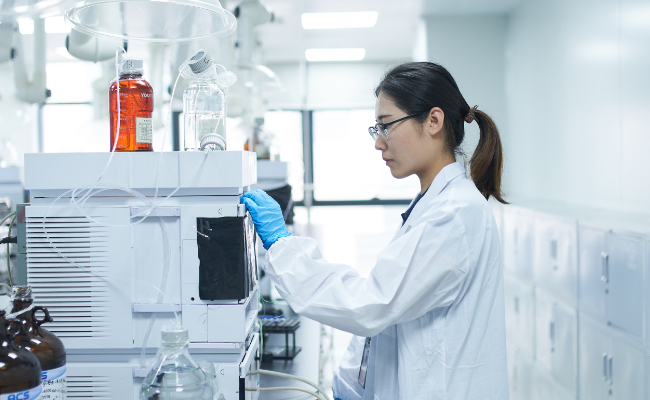 石药集团有限公司研发人员在生物研发大楼实验室进行生物药的研制。 石家庄高新技术产业开发区宣传部供图