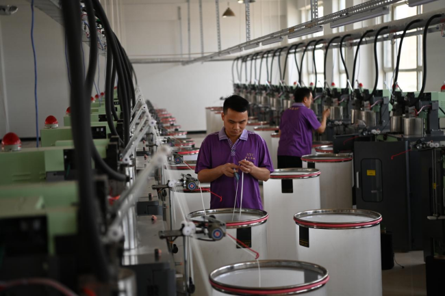 白沟新城恒昌拉链有限公司员工在车间生产箱包拉链。孙珞瑜摄