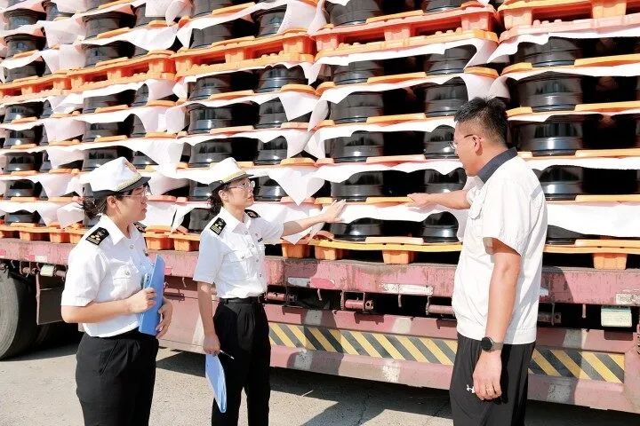 北戴河海关关员到秦皇岛综保区调研“一票多车”货物进出区情况。 图片