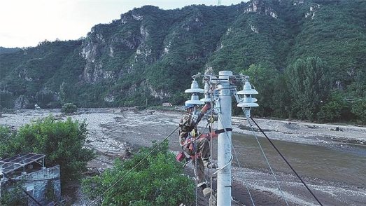 兴隆县供电部门立杆塔架线路，昼夜奋战恢复供电