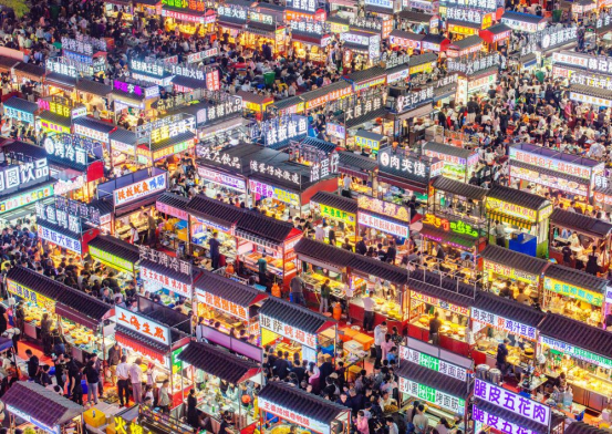 停车场里的“赛博”盛宴：一座华北古城以夜市激活夜经济