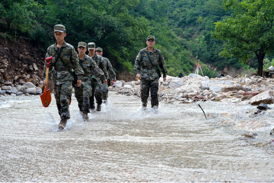 风雨中，他们是坚实的依靠